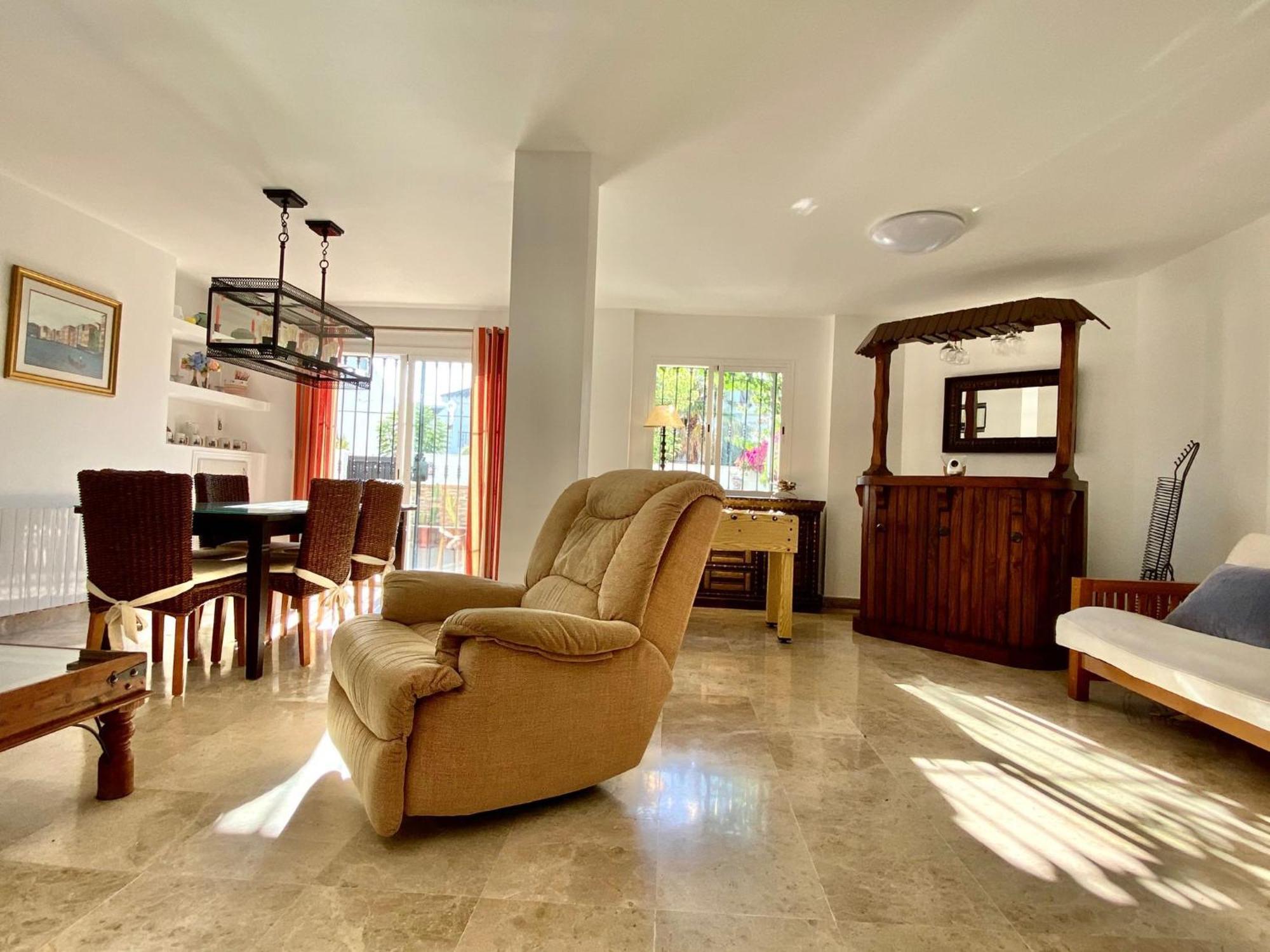 Apartamentos Naranjos Del Sol Marbella Oda fotoğraf